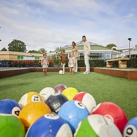 In Limburg With Subtropical Pool וילה